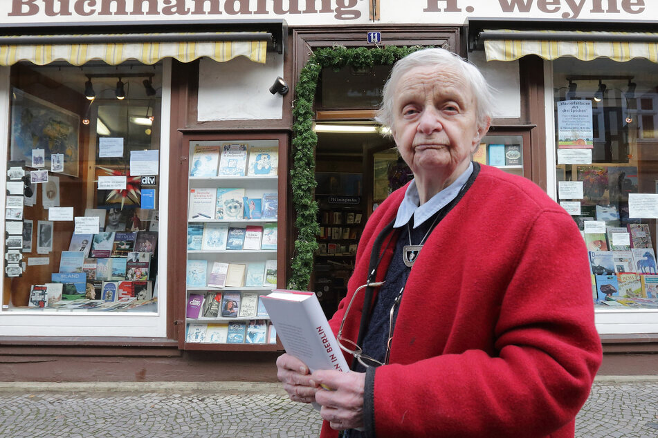Helga Weyhe 2012 vor ihrer Buchhandlung in Salzwedel. (Archivbild)