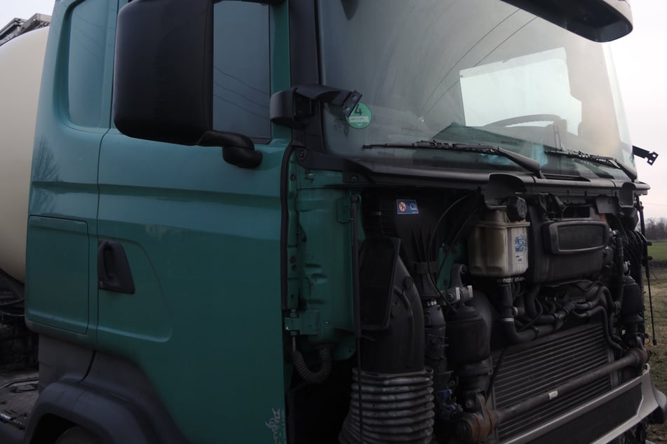Der Lkw verlor über Nacht seine Motorhaube und Scheinwerfer!