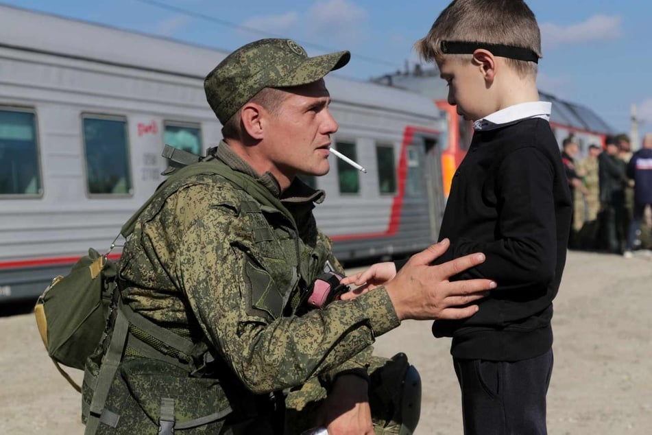 Ein russischer Rekrut verabschiedet sich von seinem Sohn, bevor er in der Ukraine kämpfen muss. Solche Szenen bleiben den Kreml-Eliten und ihren Kindern erspart.