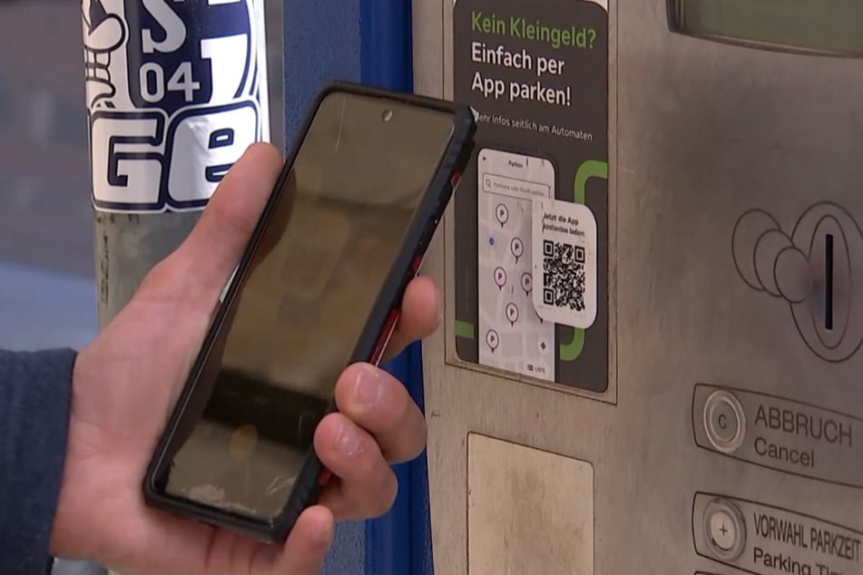 Betrüger überkleben echte QR-Codes an Parkscheinautomaten mit täuschend echten Fälschungen. Wer diesen Code scannt, landet auf einer gefälschten Website.
