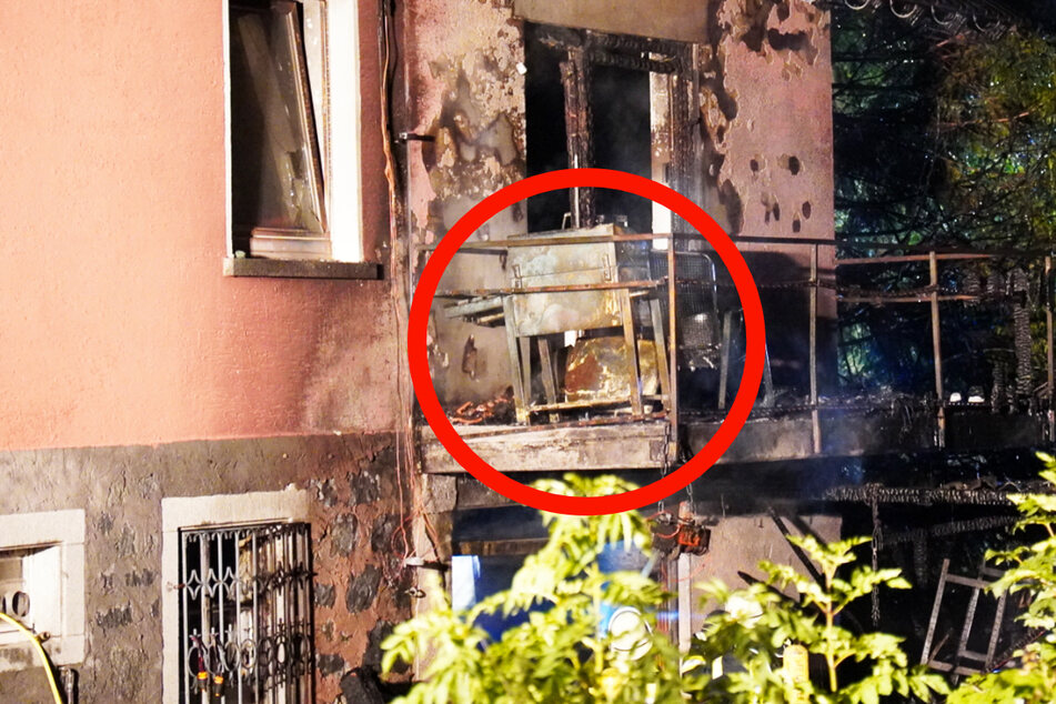 Auf einem verbrannten Balkon ist ein verkohlter Grill zu erkennen, es ist jedoch völlig unklar, ob dieser mit dem Ausbruch des Feuers in Lautertal-Gadernheim in Verbindung steht.