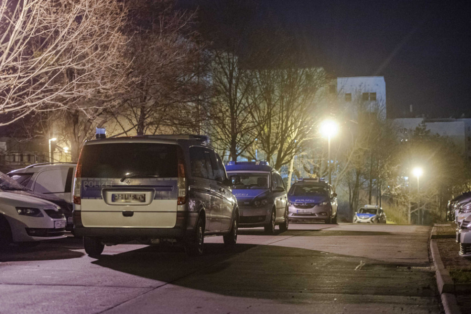 Mehrere Polizeiautos stehen am Herrenberg in Erfurt.