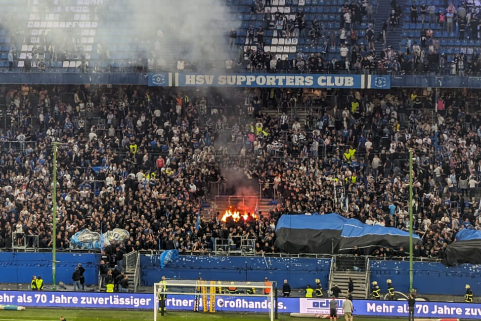 HSV-Fans legten nach dem Derby-Sieg ein Feuer in ihrem Block.