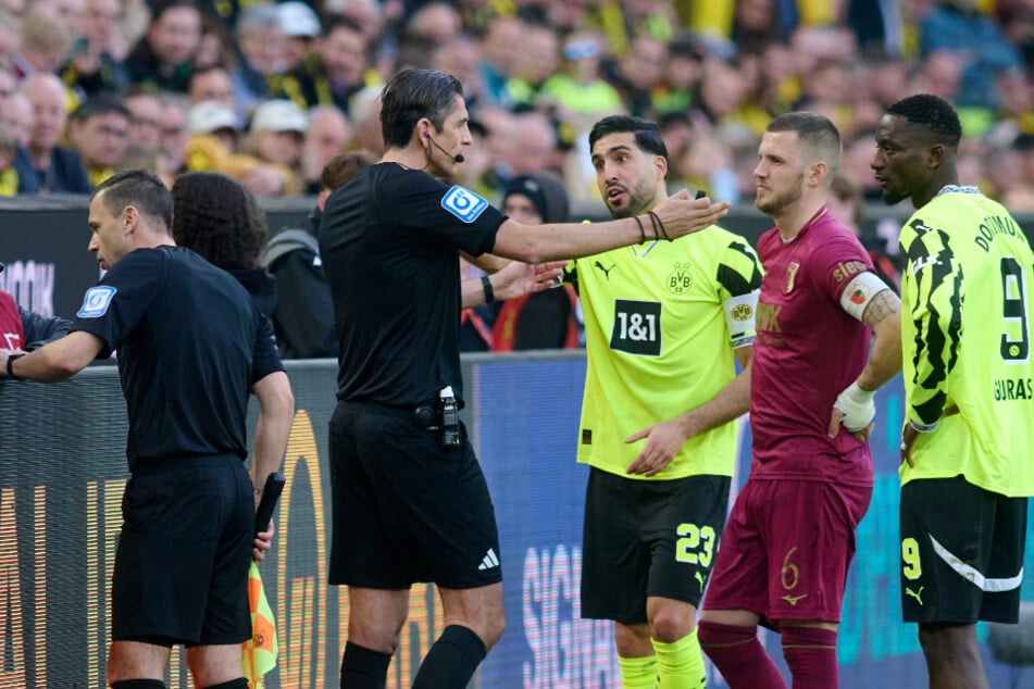 Schiedsrichter Deniz Aytekin (2.v.l) schaute sich mehrfach das mögliche Augsburger 2:0 gegen Dortmund an und gab den Treffer dann doch nicht.