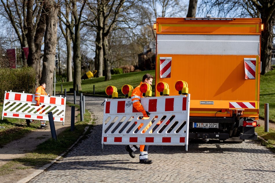 Arbeiter sperrten für eine Bombenentschärfung in Kiel eine Straße ab. (Archivbild)