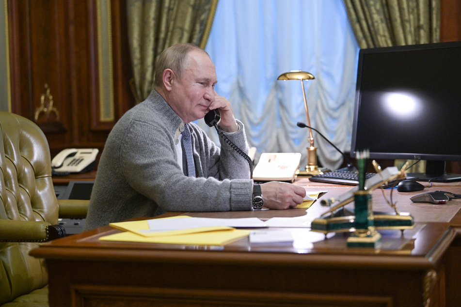 Wladimir Putin (70) würde gerne mal wieder mit Olaf Scholz telefonieren. Doch der Kanzler hält sich bedeckt.