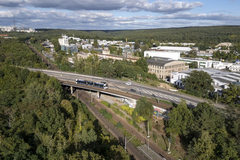 Die wichtige Brücke wurde Ende der 1970er-Jahre mit Spannbeton aus Hennigsdorf (Brandenburg) gebaut.