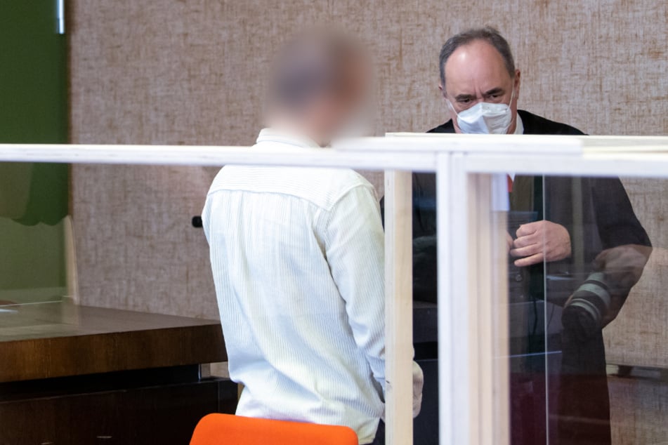 Der verurteilte Polizist steht vor Prozessbeginn mit seinem Anwalt Stephan Tschaidse im Verhandlungssaal.