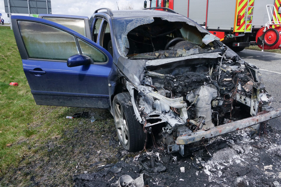 Unfall A17: Peugeot fängt plötzlich an zu brennen: A17-Abfahrt gesperrt!