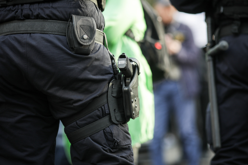 Versuchter Totschlag? 42-Jähriger schießt mit Armbrust auf Polizisten!