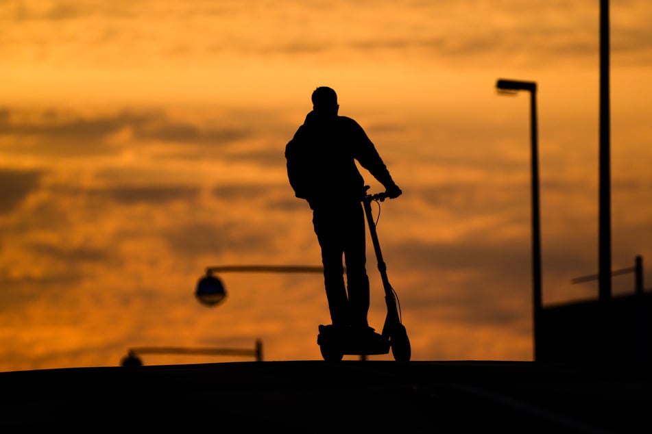 In der Nacht auf Sonntag wurde ein 41-Jähriger auf einem E-Scooter bei einem Unfall schwer verletzt. (Symbolbild)