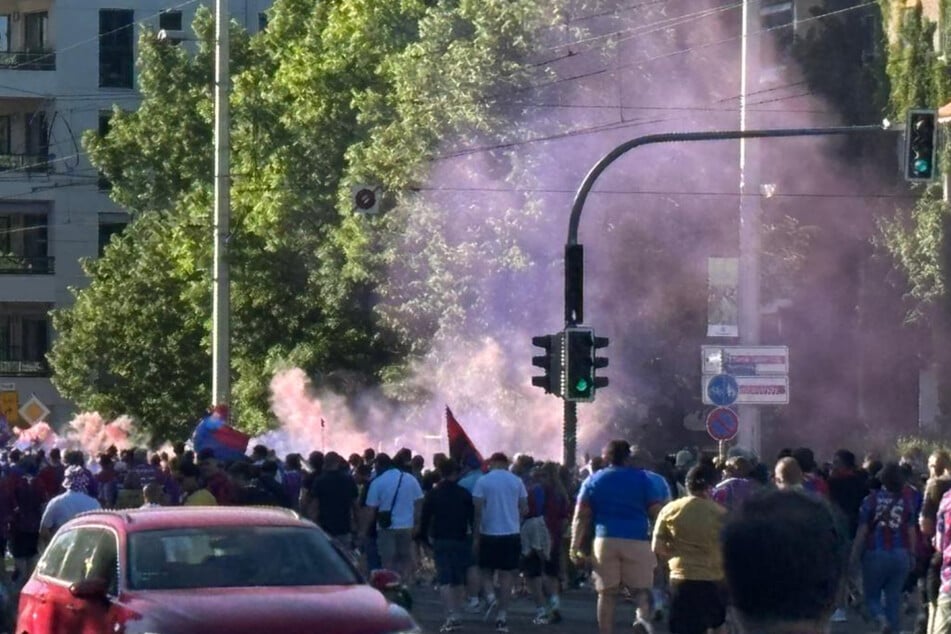 Leipzig: Fanflut in Leipzig! Engländer und Spanier übernehmen die Stadt, Marsch zum Stadion