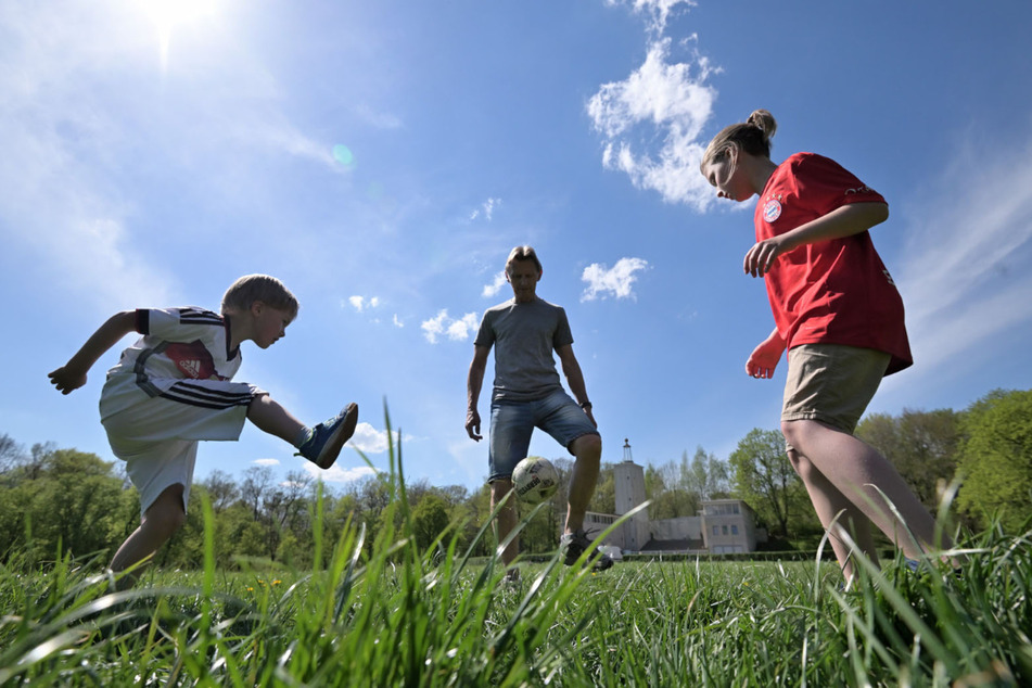 Sport im hohen Gras mit Constantin (5), Damian (8) und Opa Volkmar. Für Zecken ein gefundenes Fressen.