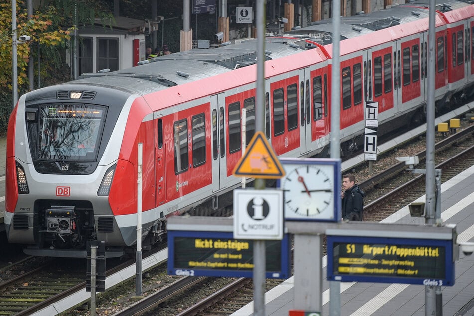Für das Hamburger S-Bahn-Netz sind 64 Neufahrzeuge der Baureihe 490 vorgesehen. (Archivbild)