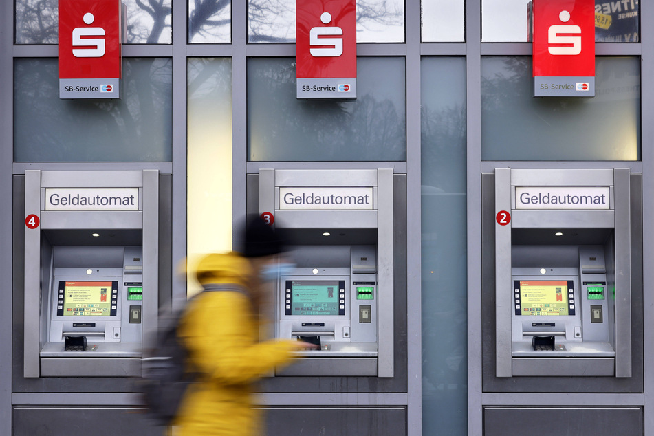 Automat statt Schalter: Die Sparkasse investiert mehr als eine Million Euro in neue Maschinen im Chemnitzer Geschäftsgebiet (Symbolbild).