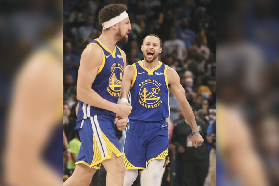 Klay Thompson (l.) and Steph Curry celebrate the Warriors' road win over the Grizzlies.