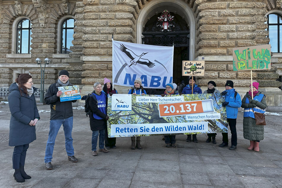 Der Naturschutzbund (NABU) Hamburg hat sich am Donnerstag mit über 20.000 Unterschriften vor dem Rathaus gegen die Abholzung des "Wilden Waldes" im Stadtteil Wilhelmsburg eingesetzt.