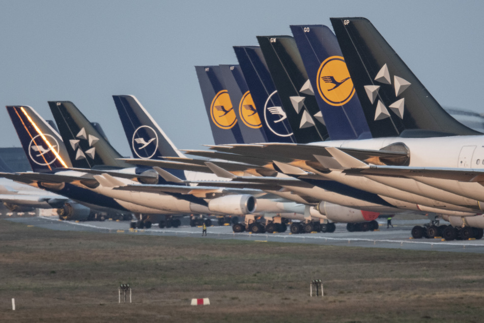 Auf der Landebahn Nordwest geparkte Flugzeuge der Lufthansa am Frankfurter Flughafen.