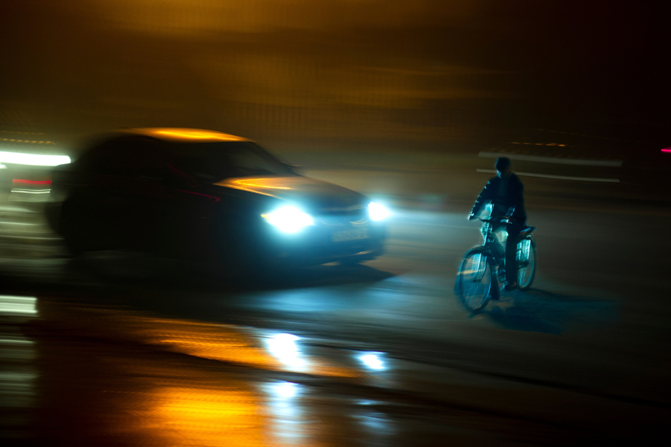 Im Leipziger Stadtteil Lindenau ist in der Nacht auf Sonntag ein Radfahrer (25) von einem Auto erfasst worden. (Symbolbild)