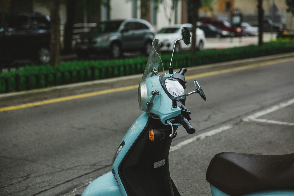 Dem Feuer fiel unter anderem ein Moped zum Opfer. (Symbolbild)