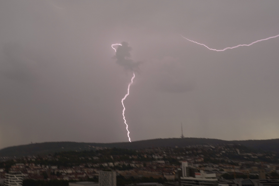 Jede Menge Blitze erhellten den Nachthimmel über Stuttgart.