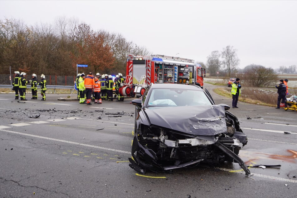 Die Landstraße am Ortsausgang von Laupheim wurde weiträumig abgesperrt.