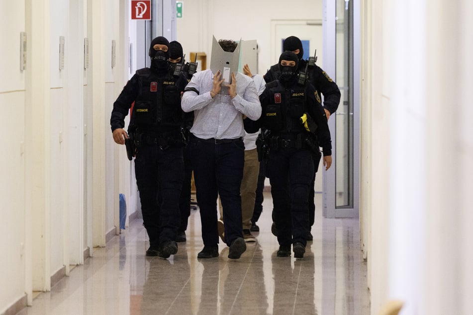 Der Angeklagte (21) wurde von der Polizei im Gericht begleitet.
