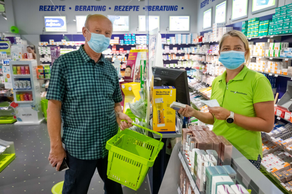 Easy-Apothekerin Manon Knaak (45) und Kunde Christian Liebing (67) sind sich einig: Masken schützen.