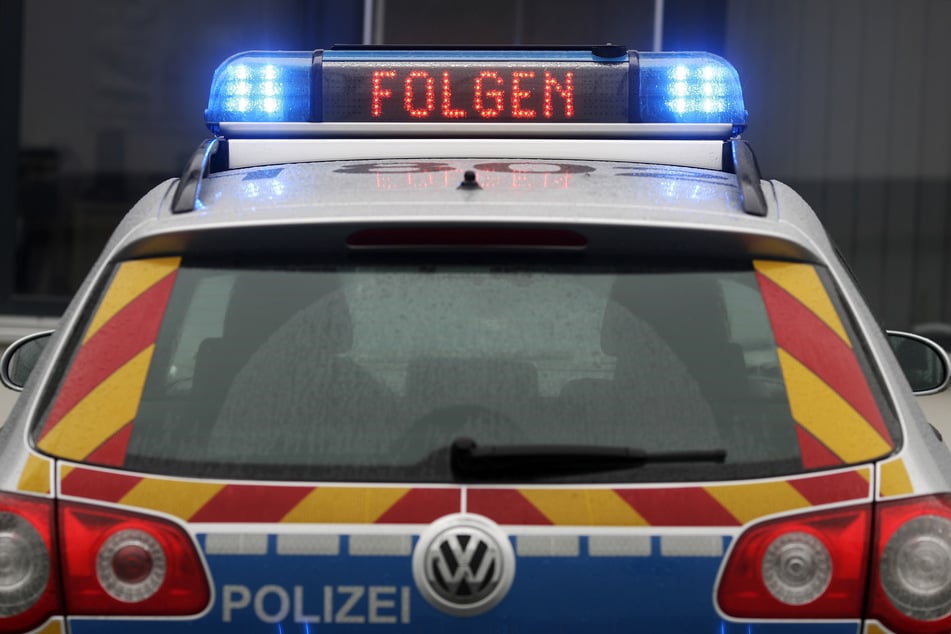 Vor den Augen der Polizei: VW-Fahrer fährt bei Rot über Ampel und haut ab