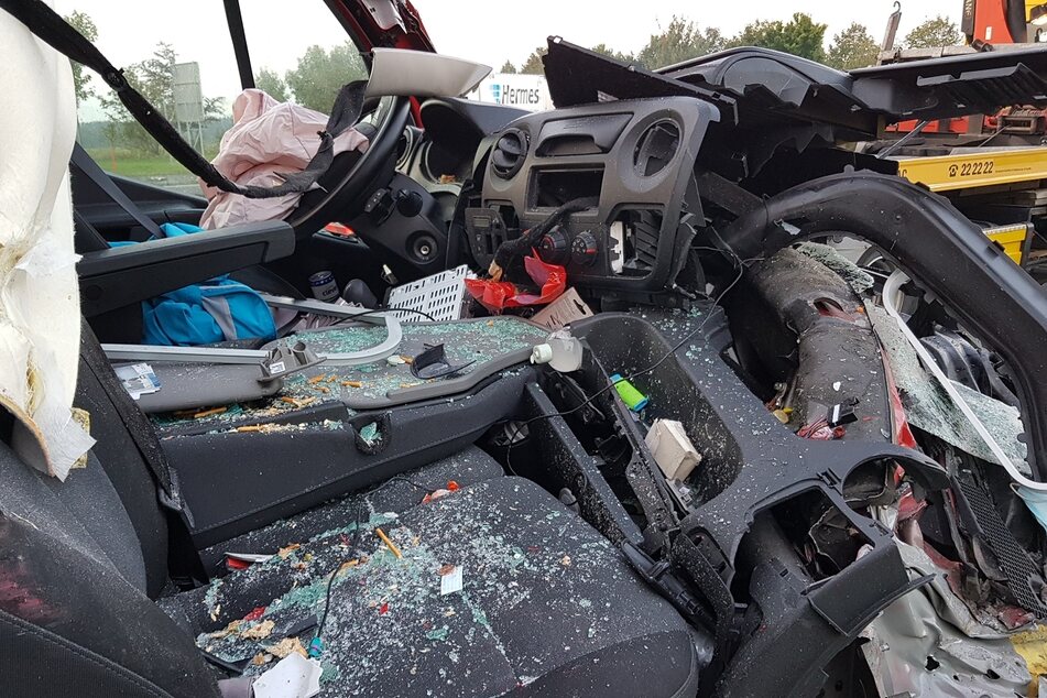 Das Cockpit des Kleintransporters ist vom Unfall gezeichnet.