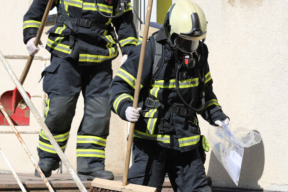 Feuerwehrleute sichern den Brief in Rostock.