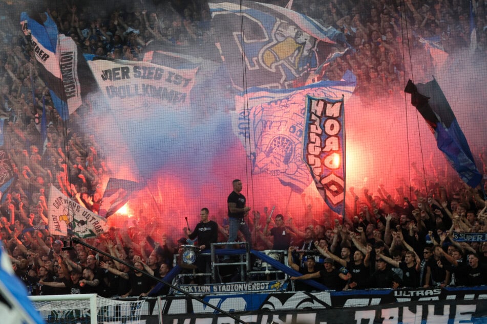 Ähnlich wie die St.-Pauli-Fans auf der anderen Seite sorgten auch die HSV-Anhänger beim Stadtderby Ende August für ein Feuerwerk auf den Rängen.