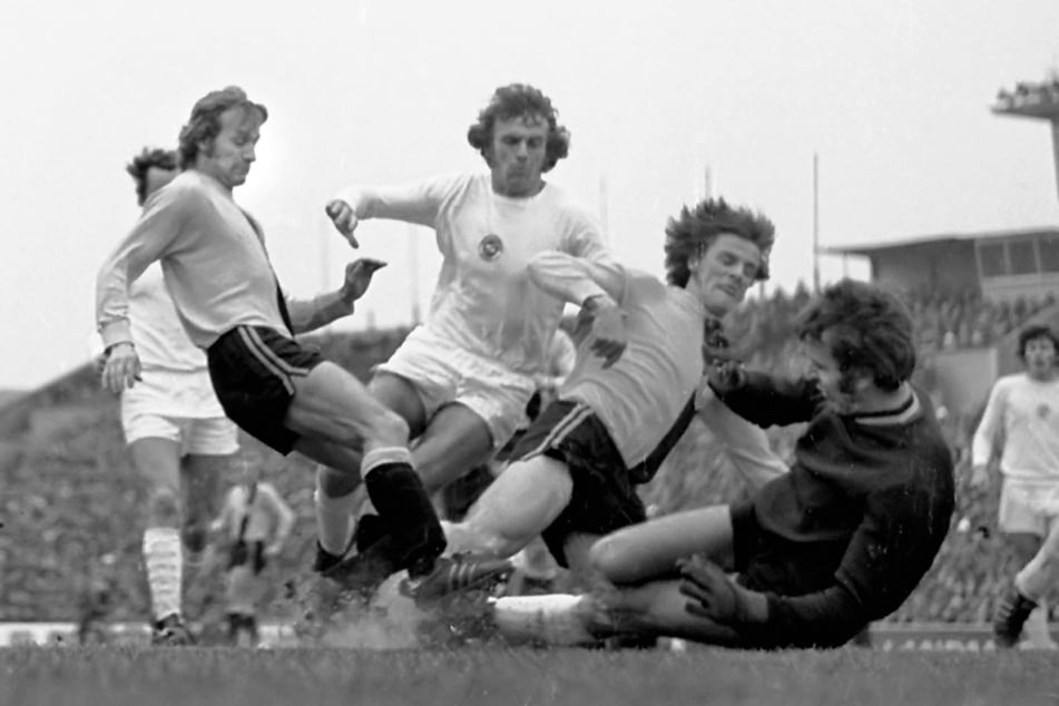 14 Jahre spielte Gert Heidler (l., hier 1974 im Spiel gegen Zwickau) für Dynamo und war in dieser Zeit erfolgreich.