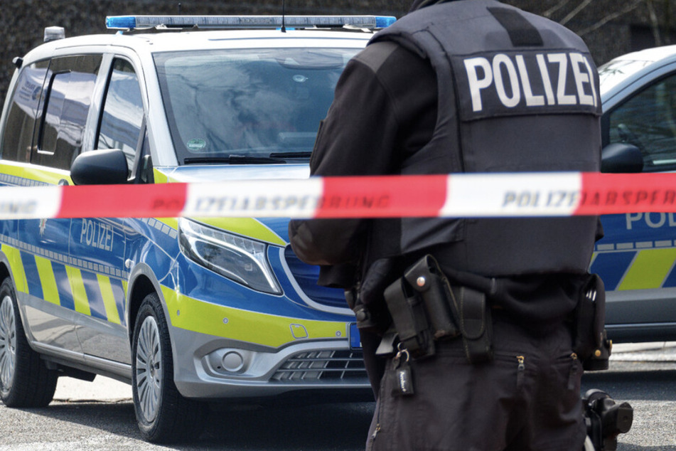 Die Polizei ermittelt nach dem Fund eines selbstgebauten Sprengsatzes vor einem Einkaufsladen. (Symbolfoto)