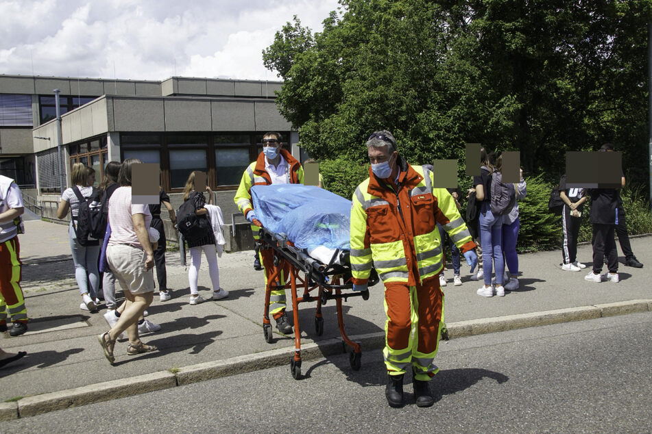 Rettungskräfte versorgen die betroffenen Schülerinnen und Schüler.