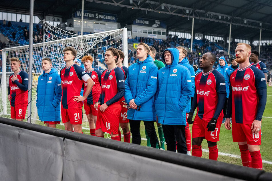 Die völlig enttäuschten Hansa-Spieler nach der Klatsche vor dem eigenen Fanblock.