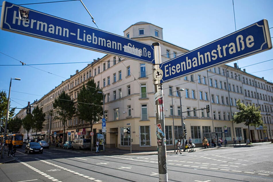 An der Kreuzung Eisenbahnstraße/Hermann-Liebmann-Straße geriet eine Gruppe mit einem 25-Jährigen aneinander.