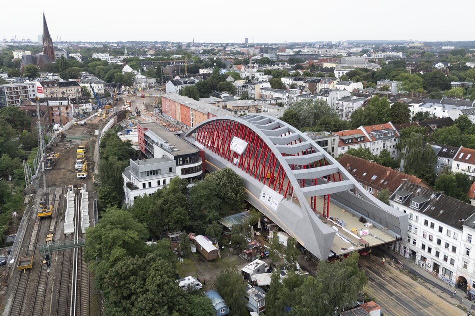 Der Transport der neuen Sternbrücke ging am Donnerstagabend weiter.