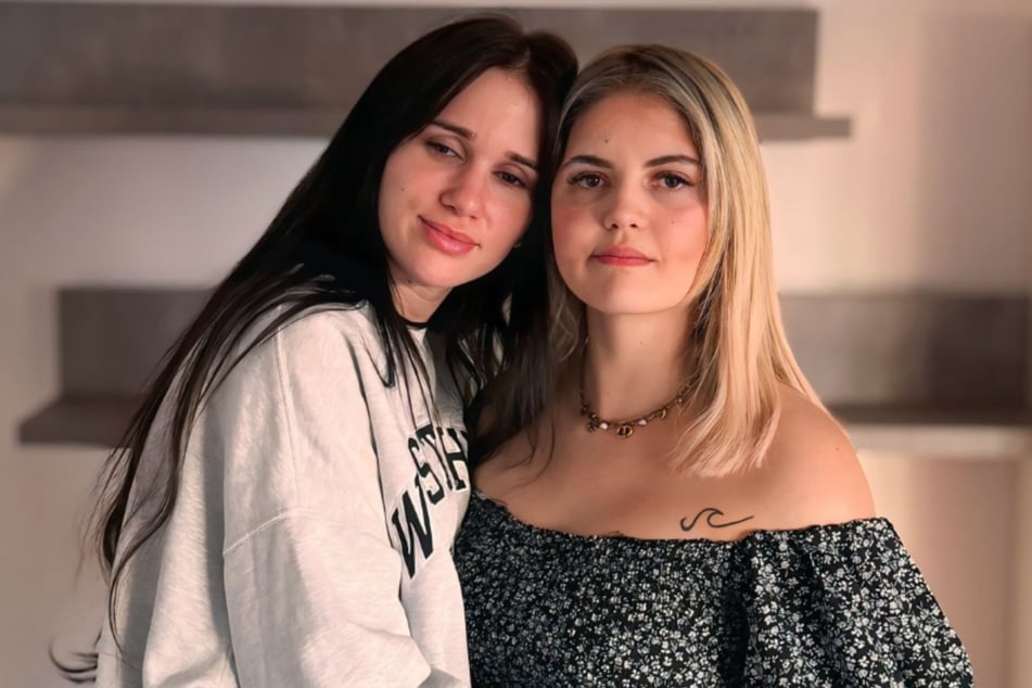 Ina (28, r.) und Vanessa (27) von "Coupleontour" sind fassungslos: Sie haben zahlreiche böse Nachrichten erhalten.