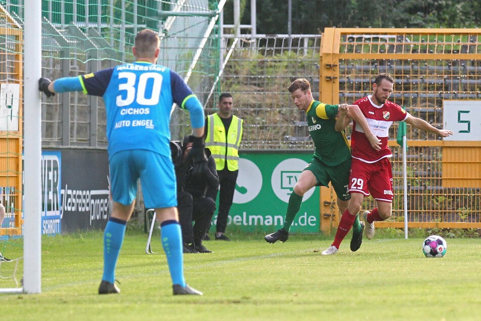 Chemie Leipzigs Alexander Bury (M.) kann sich im Duell mit Halberstadts Fabian Wenzel (r.) nicht durchsetzen.
