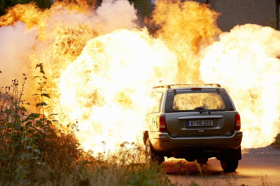 Am Set von "Alarm für Cobra 11" geht es explosiv zur Sache. Für die Schauspieler ist das nicht immer ungefährlich.