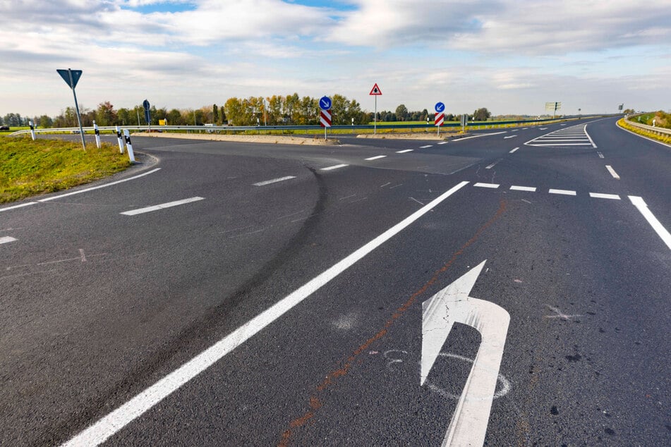 Auf dieser Abbiegespur prallte der Biker laut Gutachter ungebremst in den Audi. Für den Motorradfahrer kam jede Hilfe zu spät.