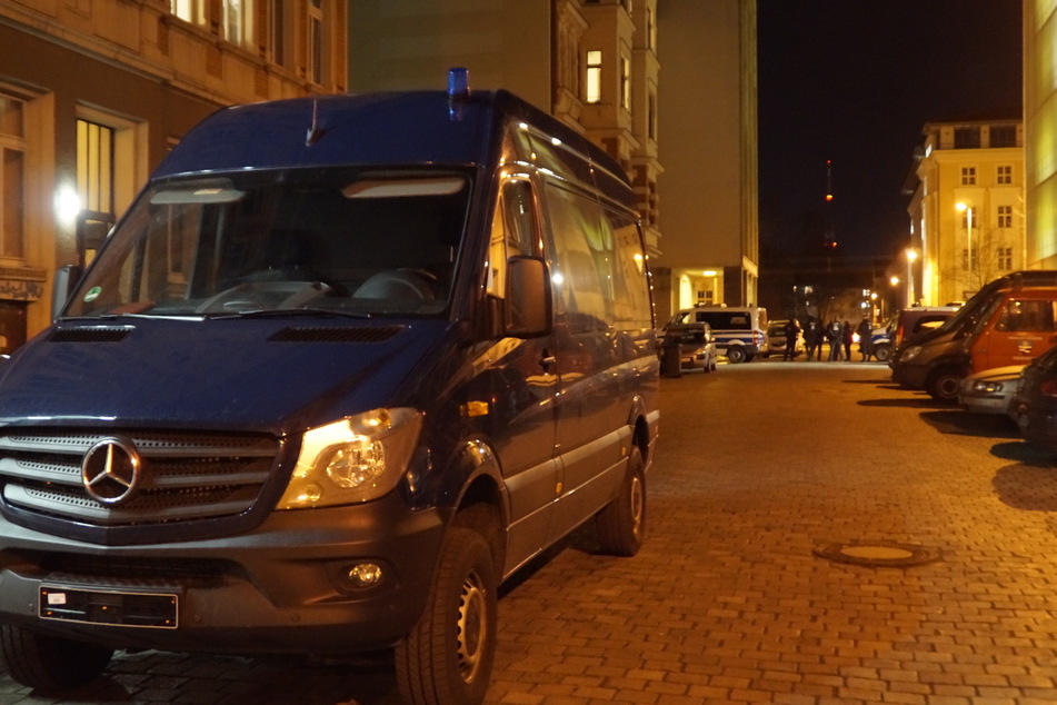 Die Demo-Route führte auch an der Eichendorffstraße vorbei, in der am Abend immer noch Wohnungen durchsucht wurden.