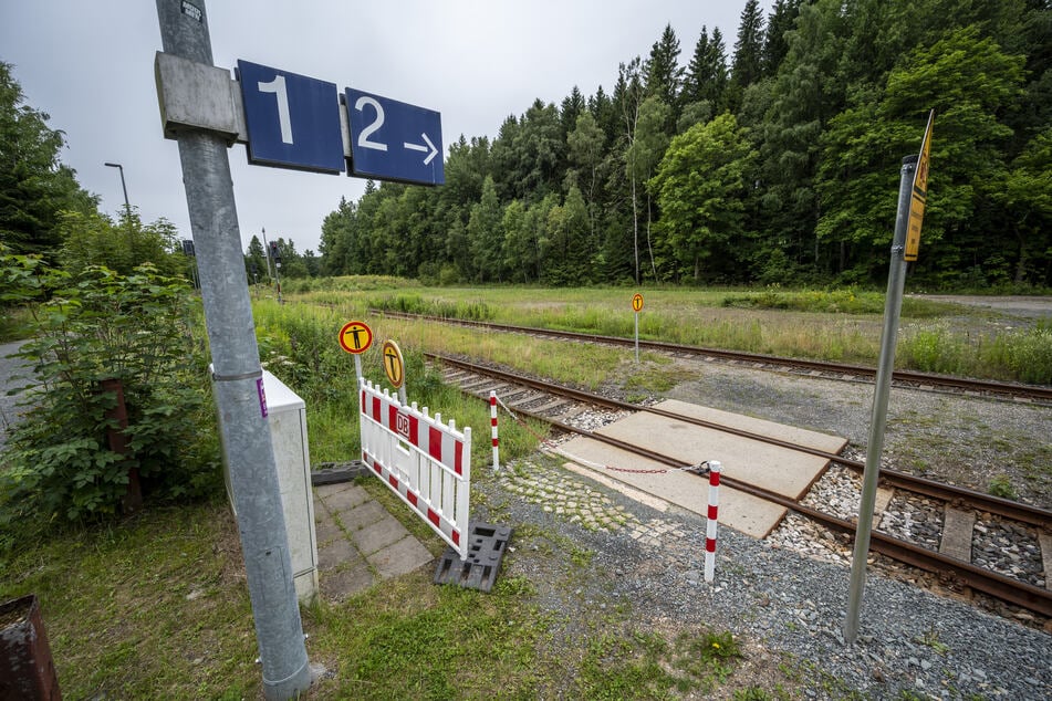 Diese Plastikkette soll Reisende am Betreten des Bahnsteigs 2 hindern.