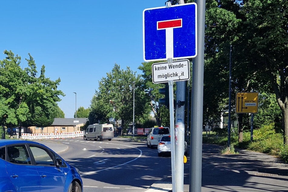 Obwohl ein Schild auf die Sackgasse hinweist, fahren immer wieder vereinzelt Fahrzeuge hinein und müssen anschließend wenden.