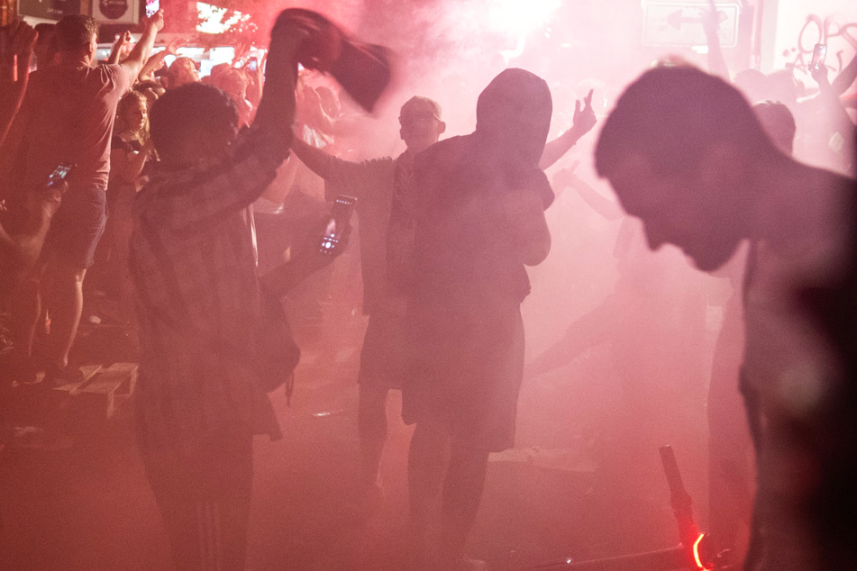 Tausende Fans von Eintracht Frankfurt feierten in der Nacht den Sieg der Hessen in der Europa League. Im Stadtteil Bornheim wurde dabei auch eine Rauchbombe gezündet.