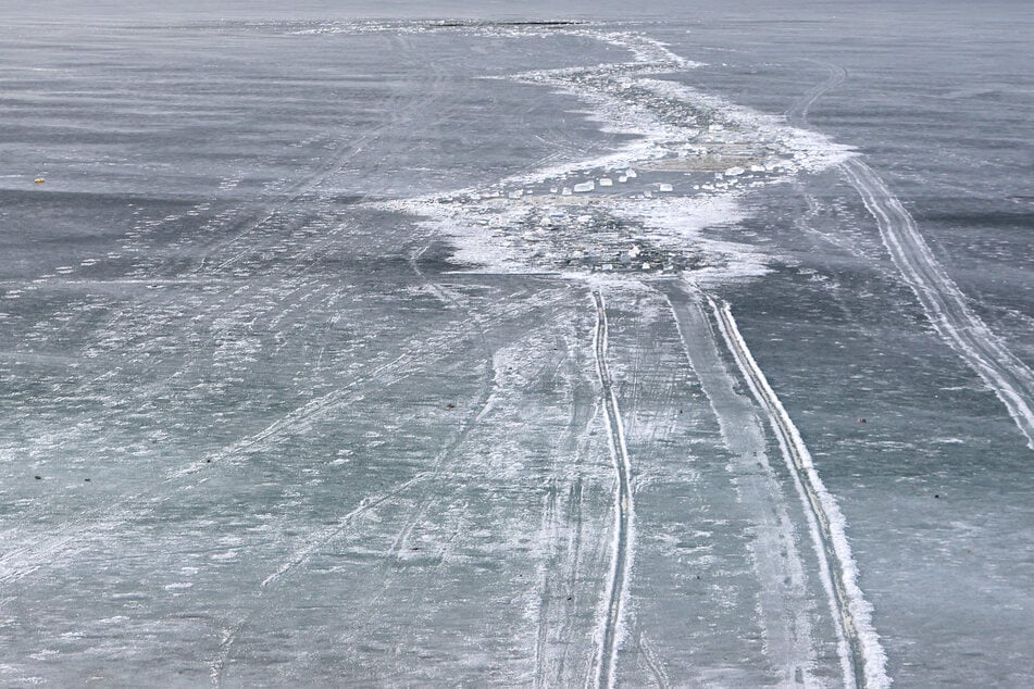 Der Junge betrat die Eisfläche trotz des Tauwetters – und brach ein. (Symbolbild)