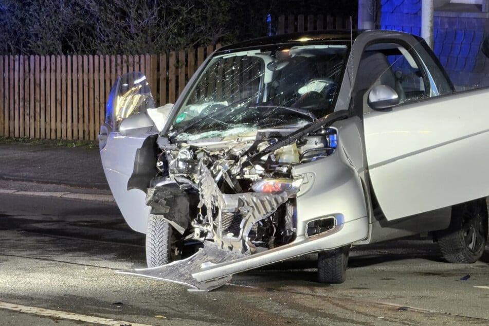 Bei Flucht vor der Polizei: Golf und Smart krachen frontal zusammen