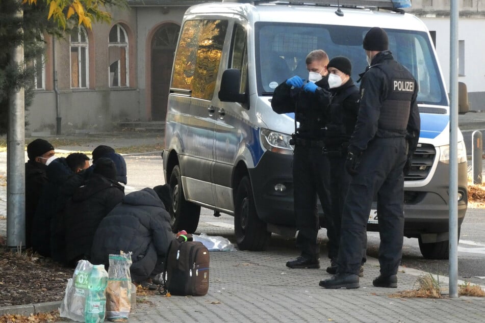 Bundespolizisten stoppen wie hier in Guben immer wieder Flüchtlinge an der deutsch-polnischen Grenze. (Archivbild)