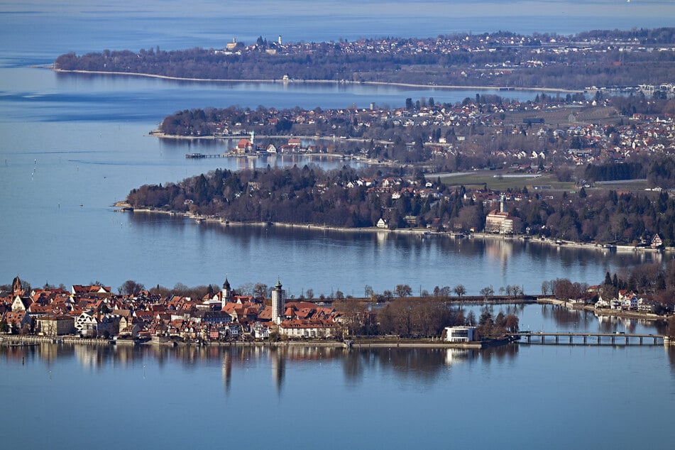 Am Bodensee sehen die Wasserproben noch unbedenklich aus, in seinem Seitenarm warnen die Behörden derweil schon vor Blaualgen.